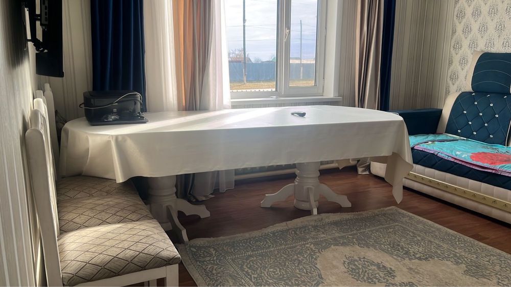 Стол со стульями