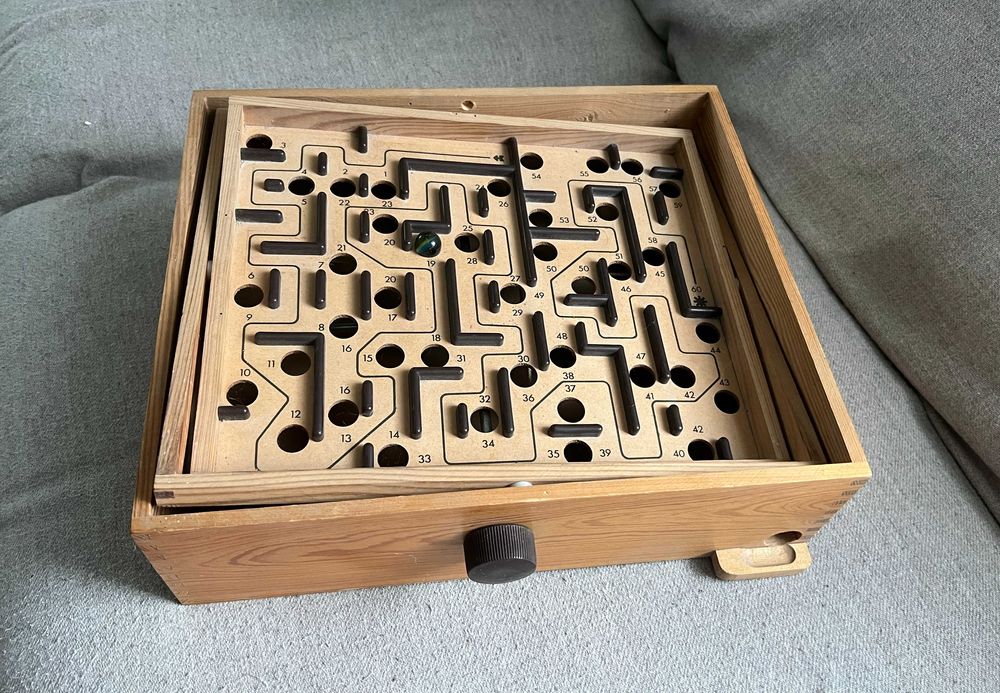 Joc labirint clasic BRIO Labyrintspel din lemn cu bila de sticla