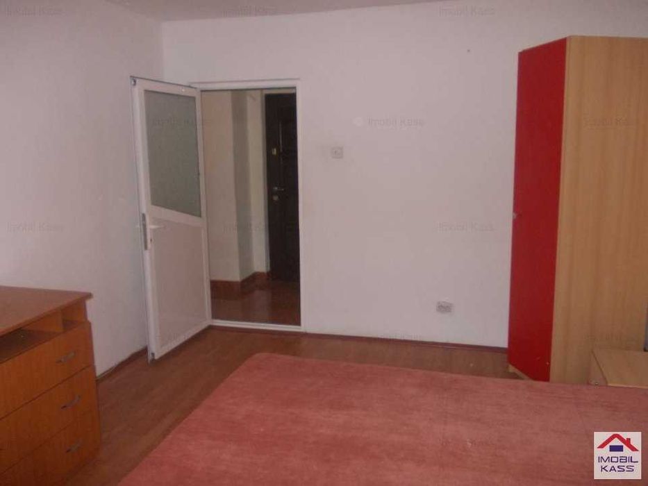 Inchiriez central apartament 3 camere decomandate