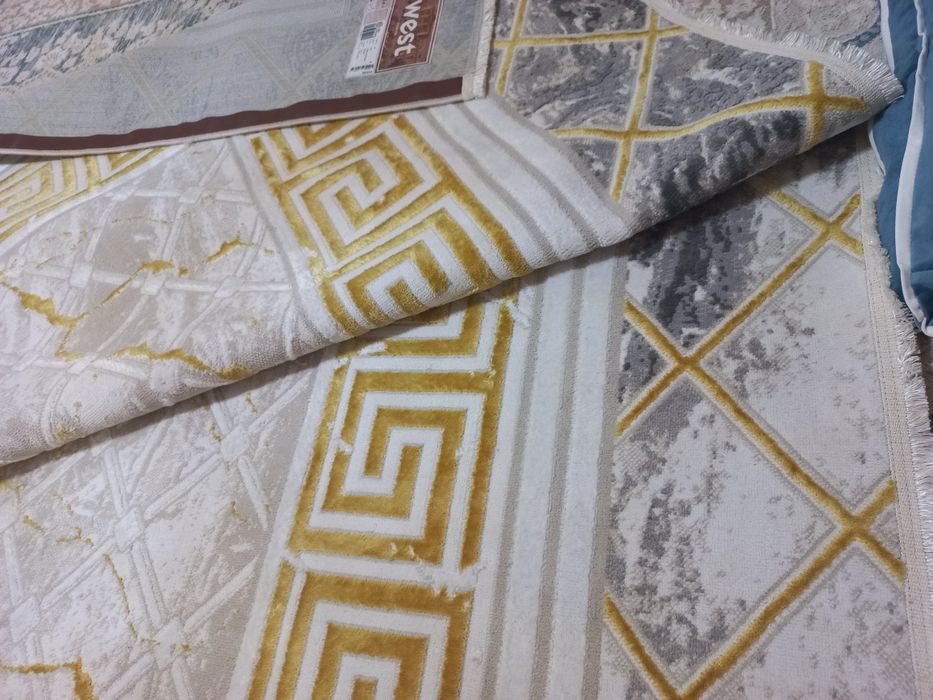 Продаёться ковры.