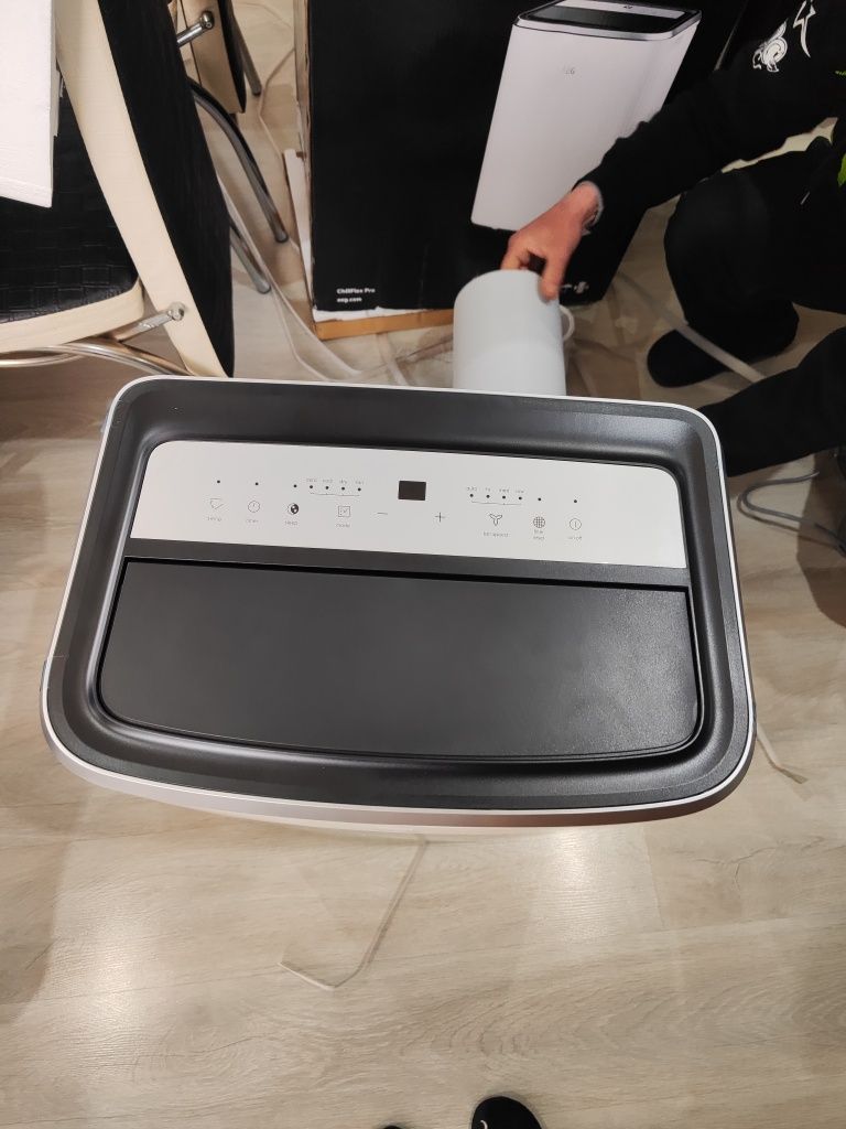 Мобилен климатик и обезвлажнител AEG AXP26U338CW