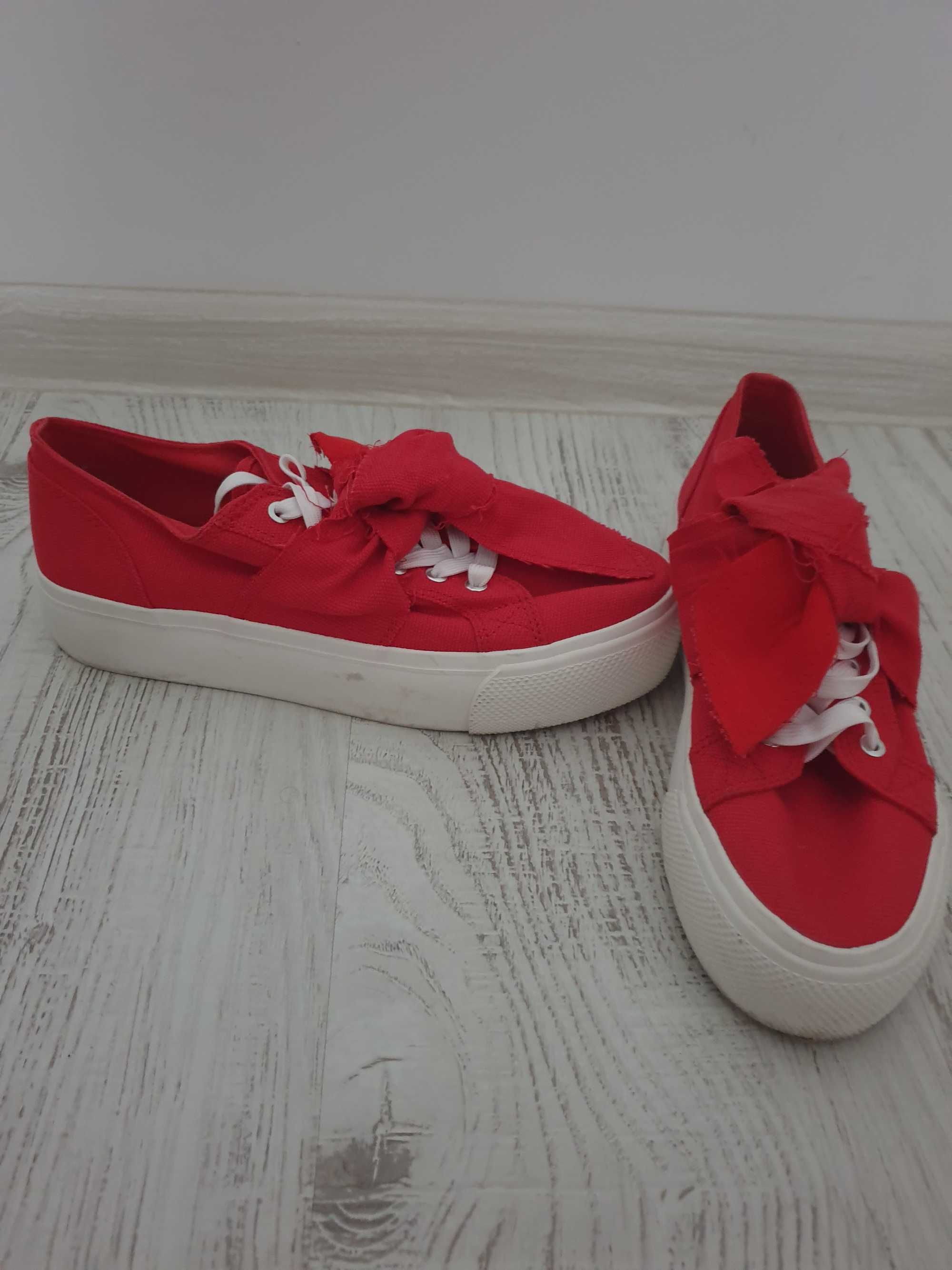 Pantofi sport/teniși Pull&Bear, mărimea 39