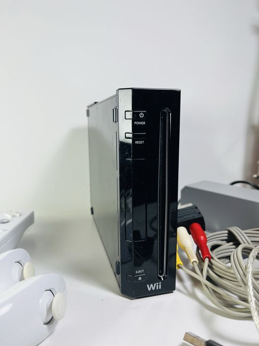 Consola Nintendo Wii + 2 controllere, 2 nunchuck si 60 de jocuri