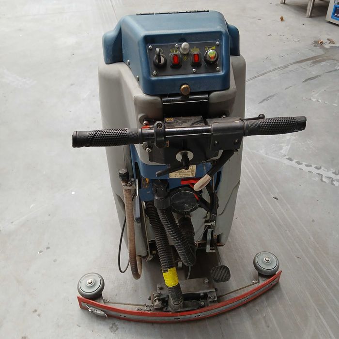 машина за почистване на под на батерии