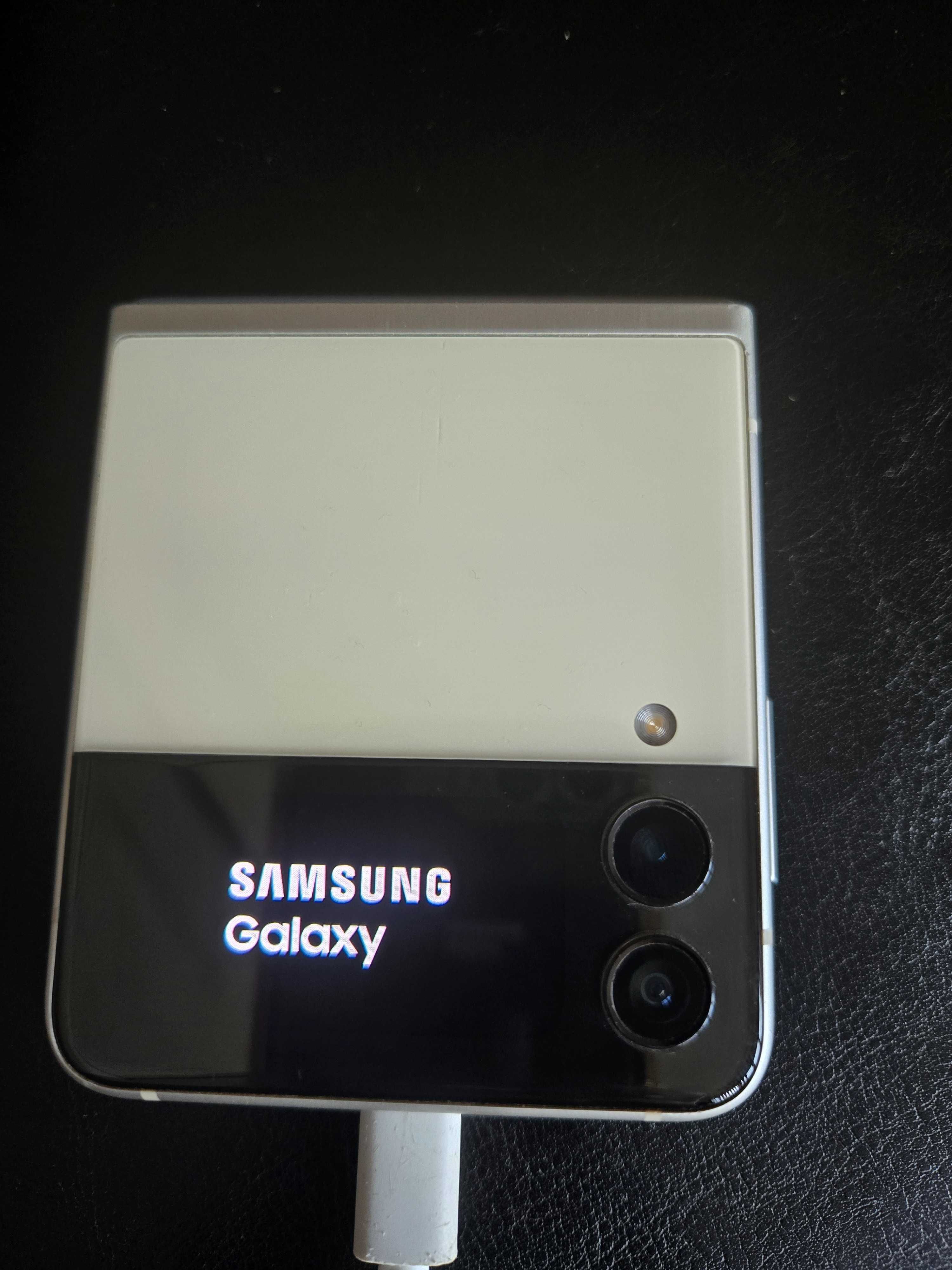 Телефон Samsung Galaxy Z flip 4