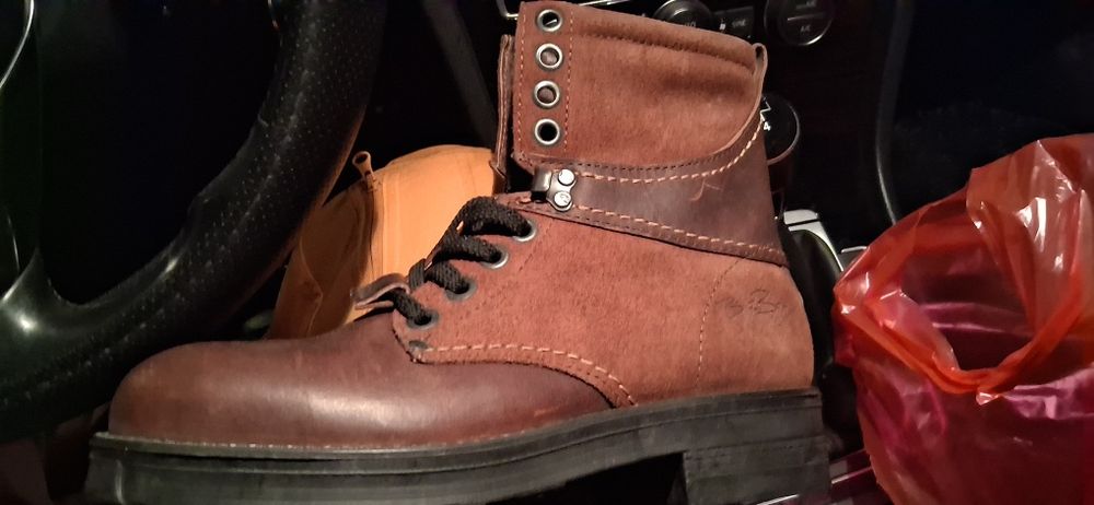 Bocanci    din     piele