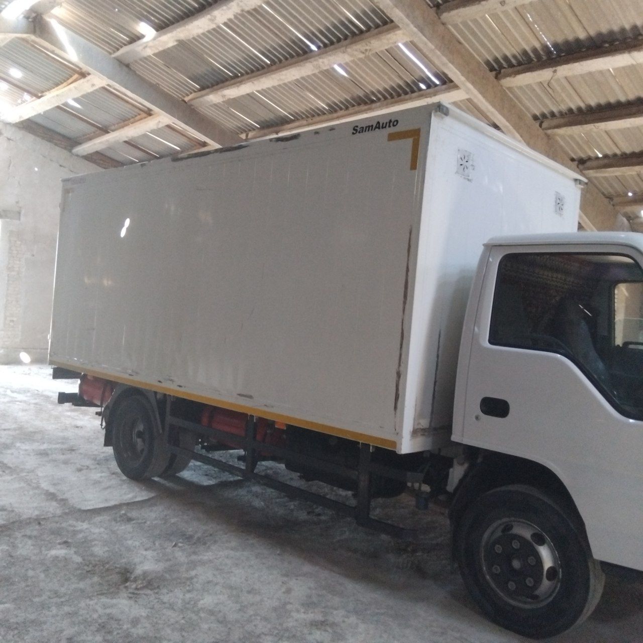 Isuzu NQR sotiladi