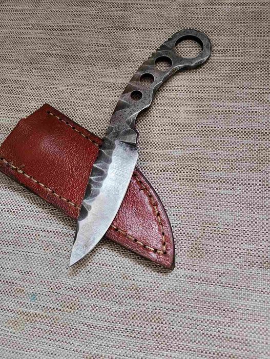 Продавам закален кован Нож с кания