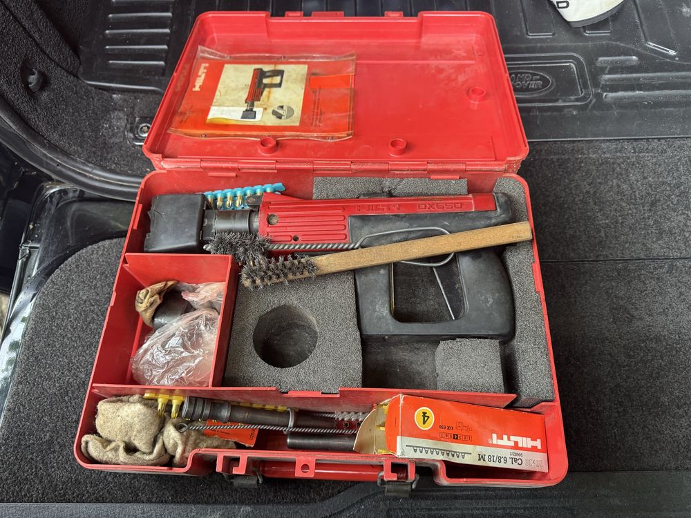 Професионален пистолет за пирони HILTI с 10,000 пирона