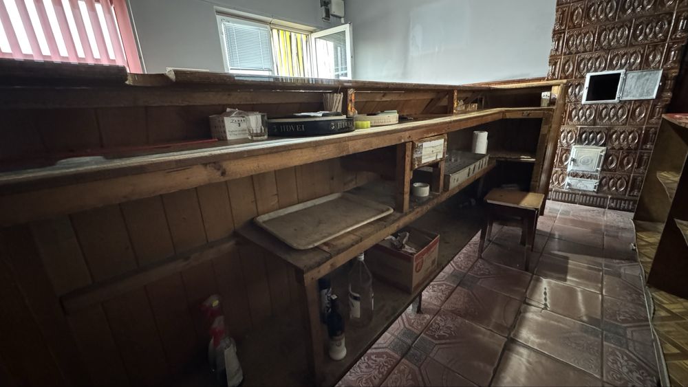 Bar de lemn si raft