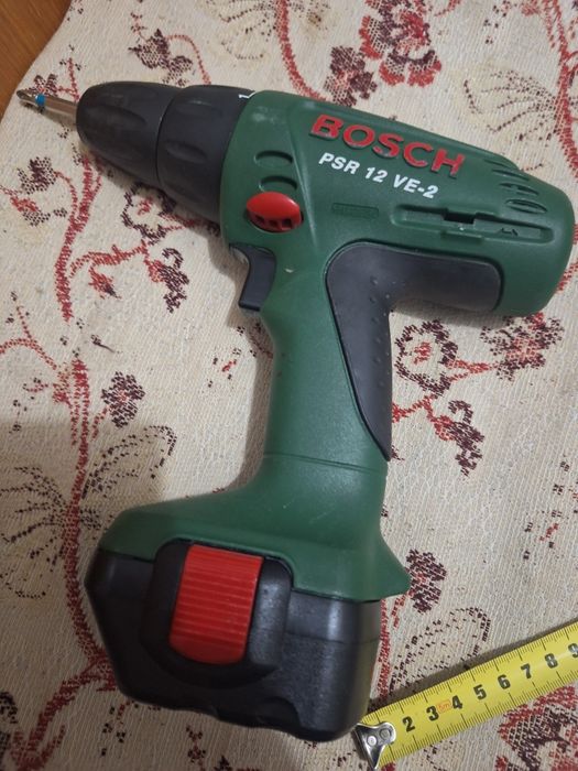 Винтоверт BOSH почти не използван със зарядно към него