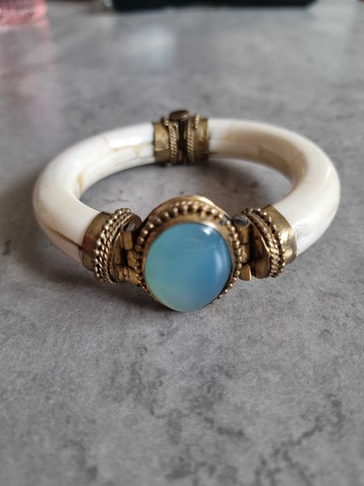 гривна във винтидж стил със син камък