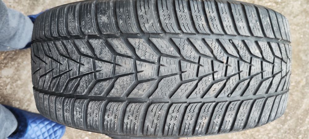 Vând 2 cauciucuri Hankook 225 45 R18