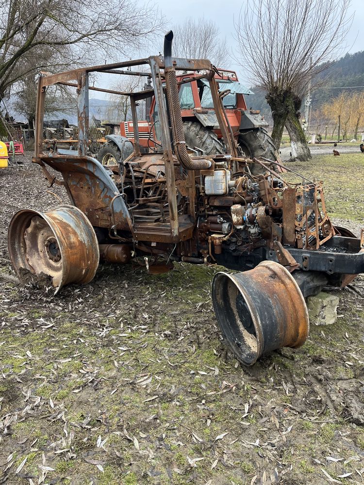 Dezmembrez tractor new holland tl100