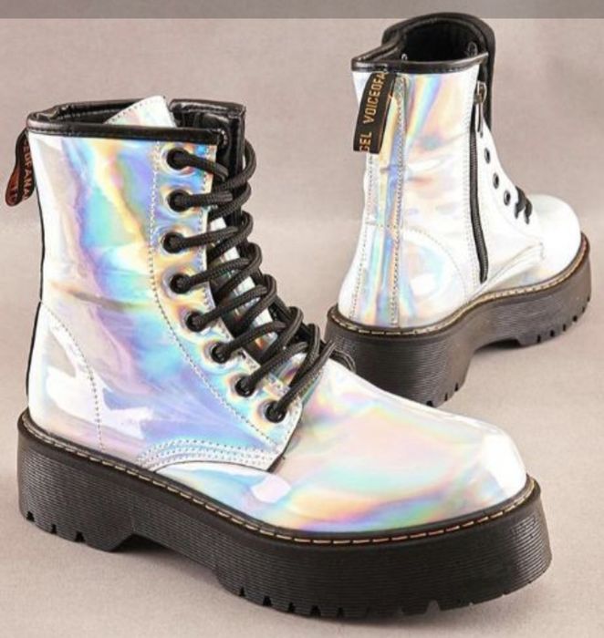 Голографические ботинки на массивной черной подошве с черными шнурками