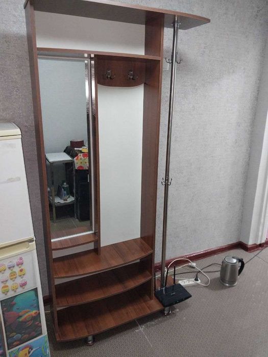 Срочно продаётся прихожая мебель с зеркалом