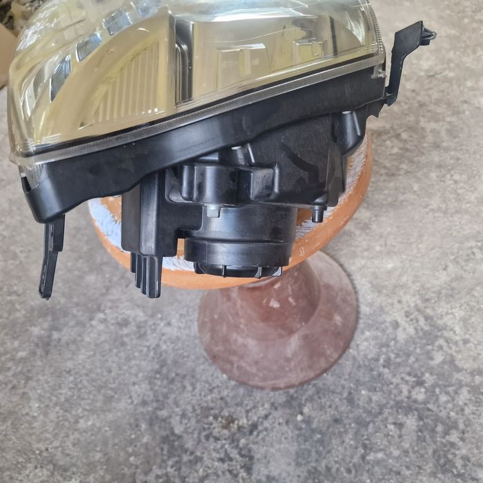 Nissan X-trail 2012 xenon десен фар