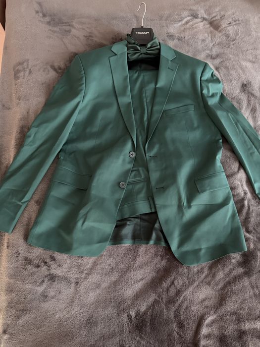 Елегантен зелен костюм TEODOR – като нов!