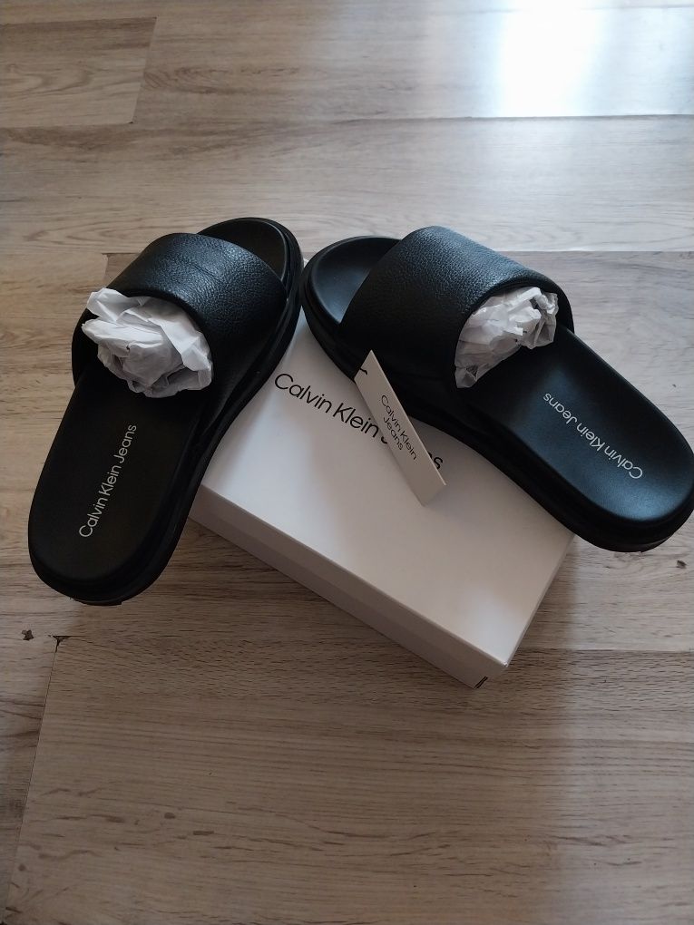 Vând papucii Calvin Klein jeans