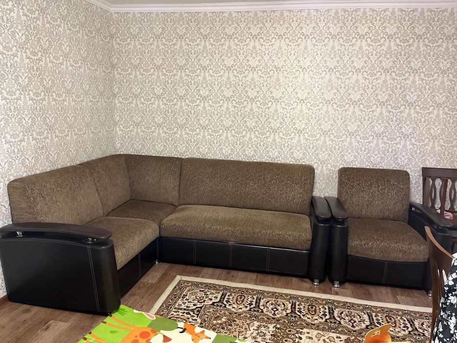 Срочно!!!Продаю российский угловой диван+кресло