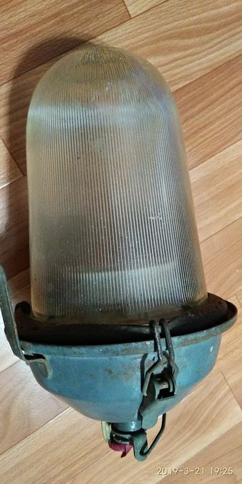 Продаю Светильники советских времен с потронами