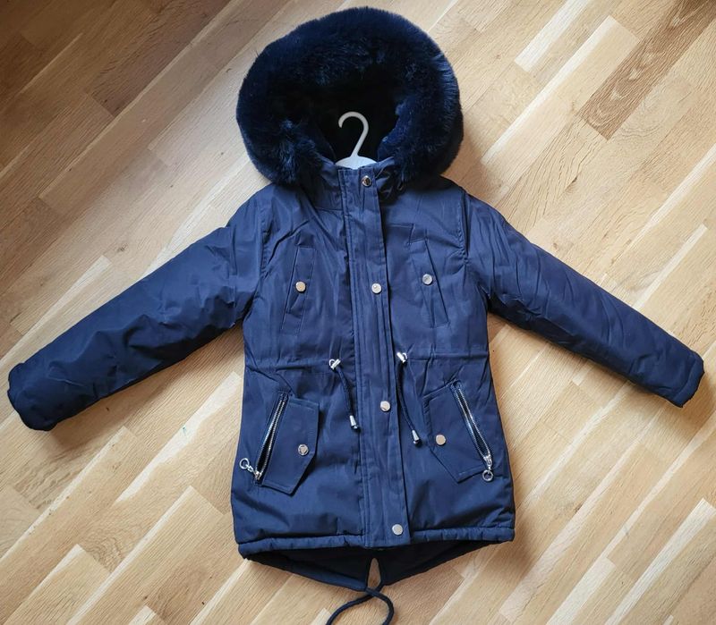 Зимно яке момиче