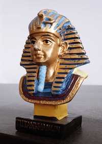 Златната маска на Тутанкамон и статуетка на бог Сокарис
