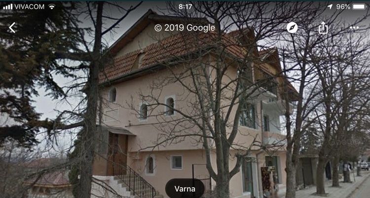 ПРОДАВАМ триетажна къща с 1 дка двор и барбекю центъра с. Звездица