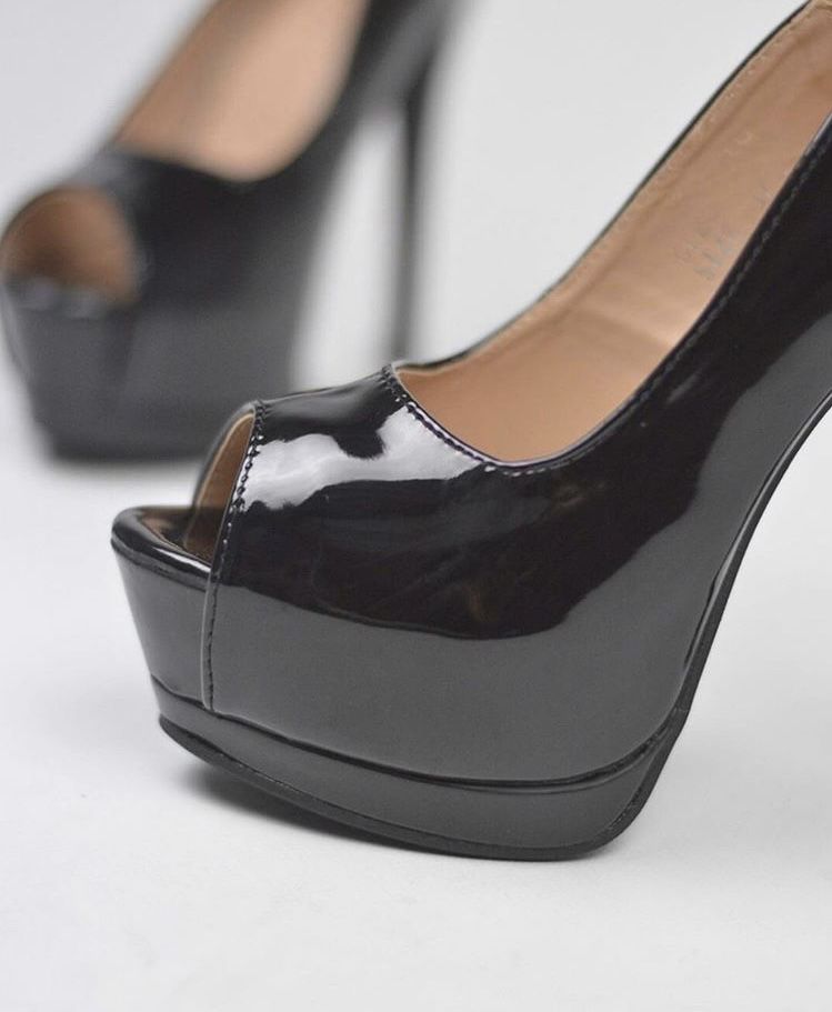 Обувки на висок тънък ток и платформа модел на Christian Louboutin