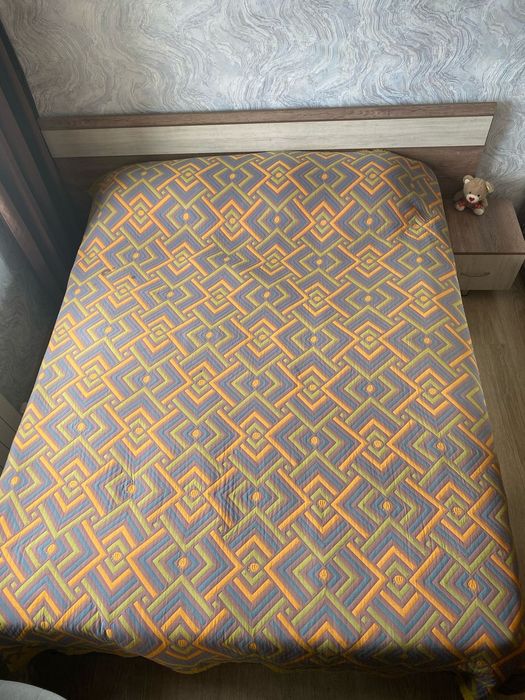 Двух спальная кровать ,комод,стол для школьника