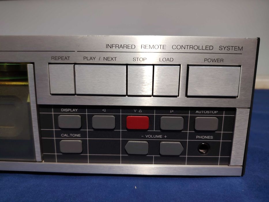 REVOX B 225 Compact Disc Player, cu defect muzica se aude cu barait.