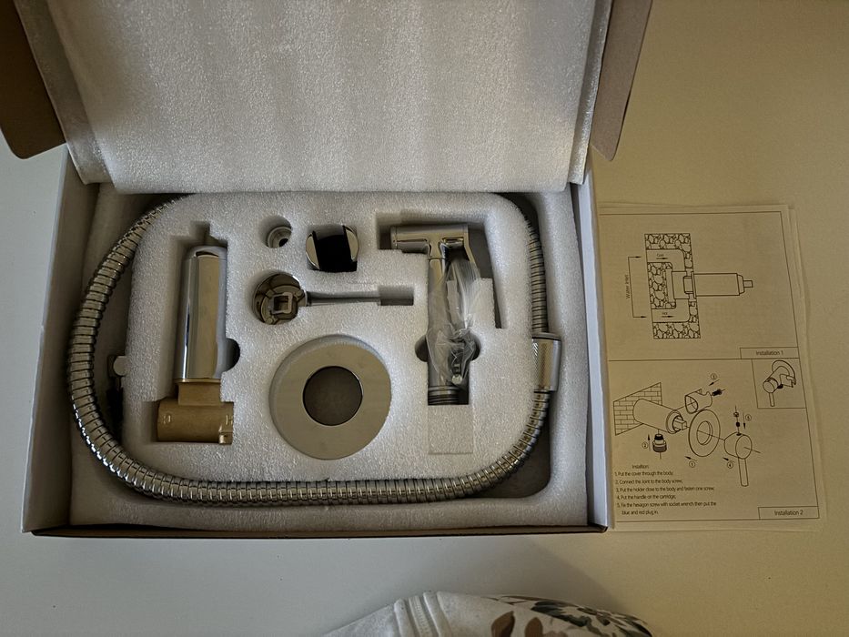 Vand Dus igienic cu baterie crom lucios Rea Loop cu baterie incastrata