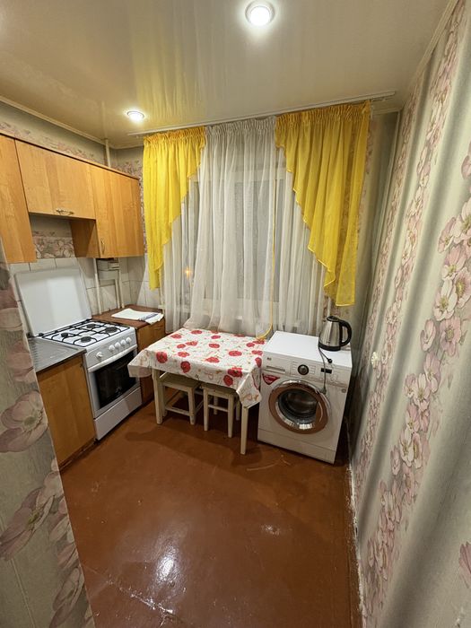 Сдам 2 комнатную квариру. Центр !