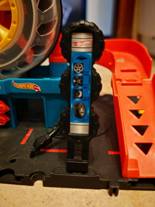 Hot Wheels Atelierul de pneuri