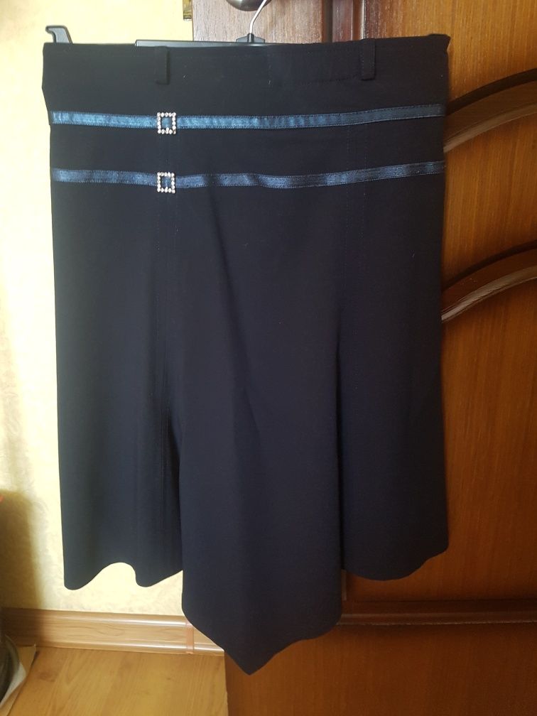 Продам школьную юбку модельную, длинам по переду 65 см, по бокам 54 см