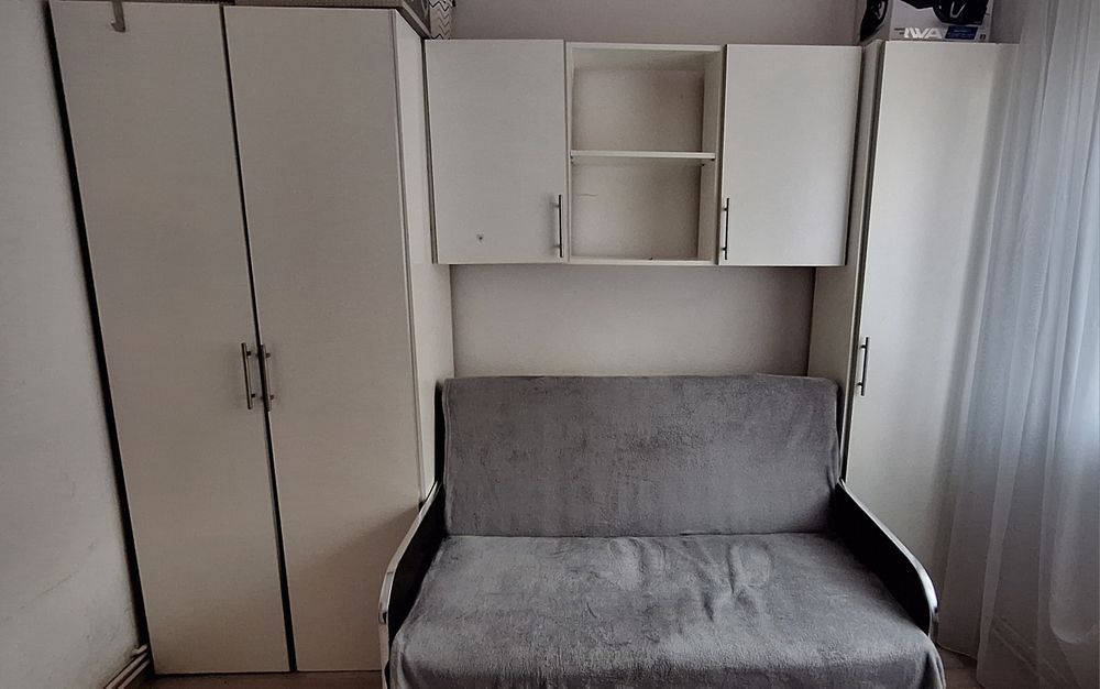 Vand mobila de dormitor 400 lei si pat 250 lei.