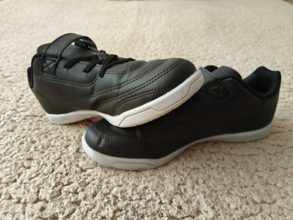 Детски обувки за футзал 100, черно-сиво, Kipsta - 36 номер