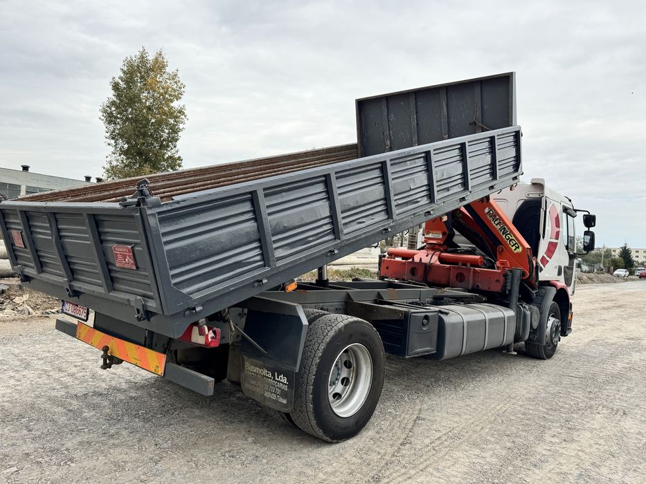 Camion basculabil cu macara volvo