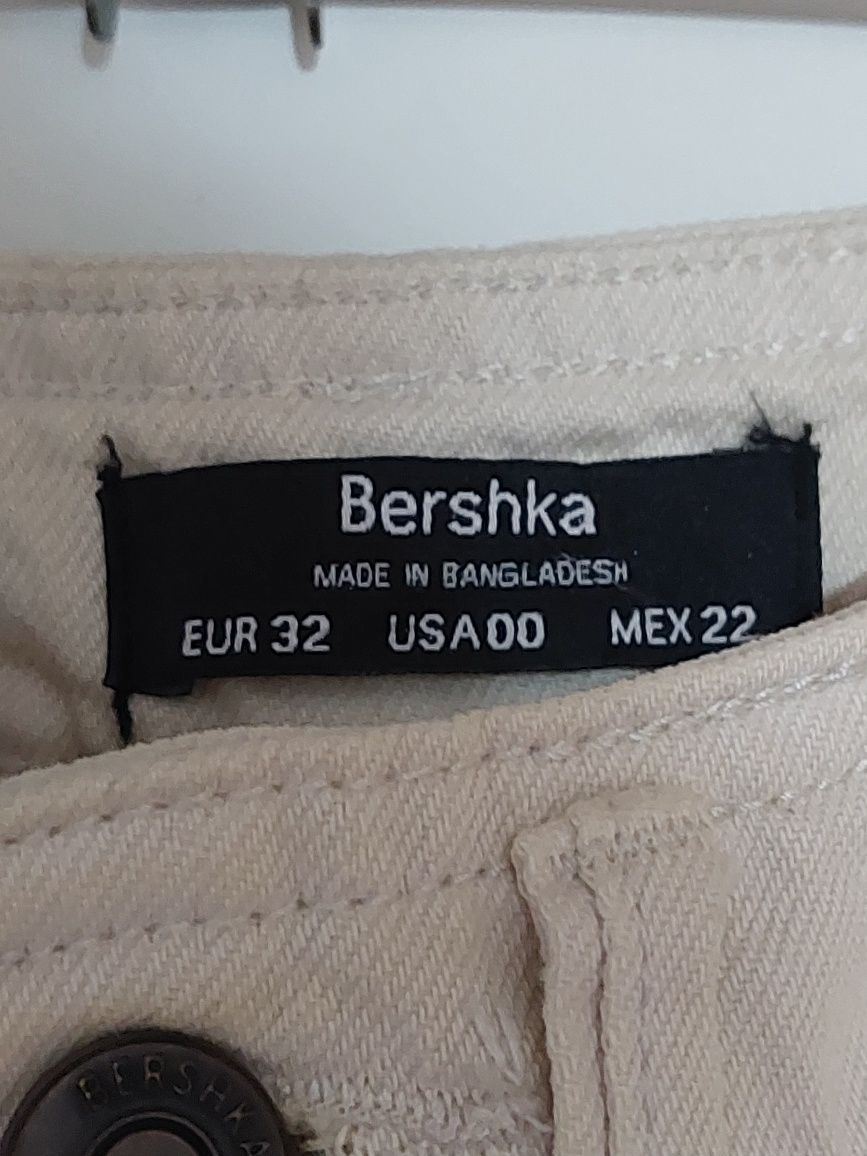 Blugi crem Bershka