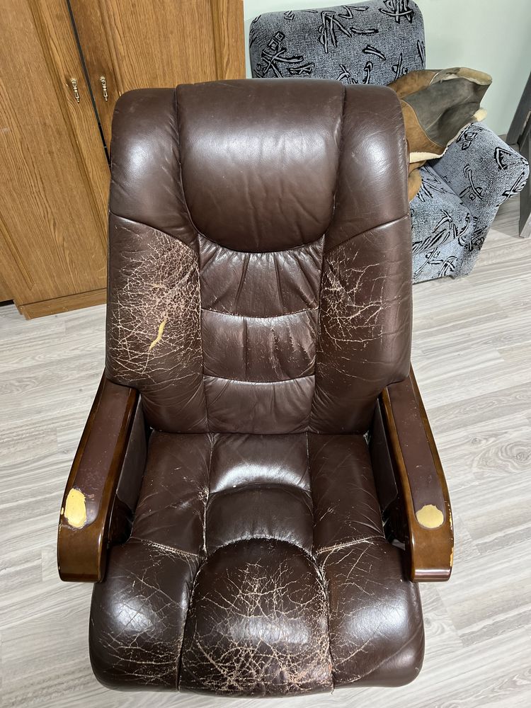 Продам офисное кожаное кресло