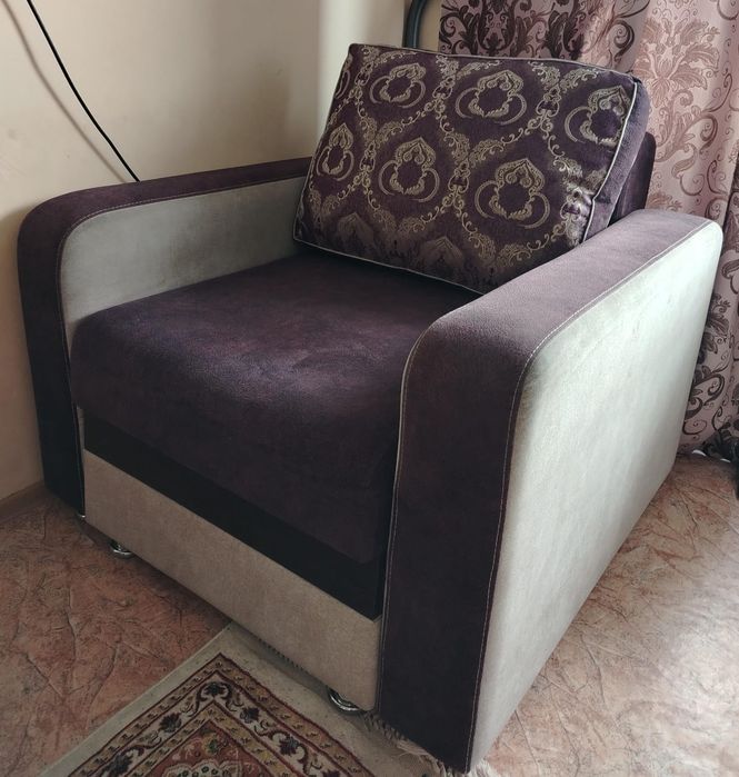 Продам мини кресло раздвижной с полкой +пуфик