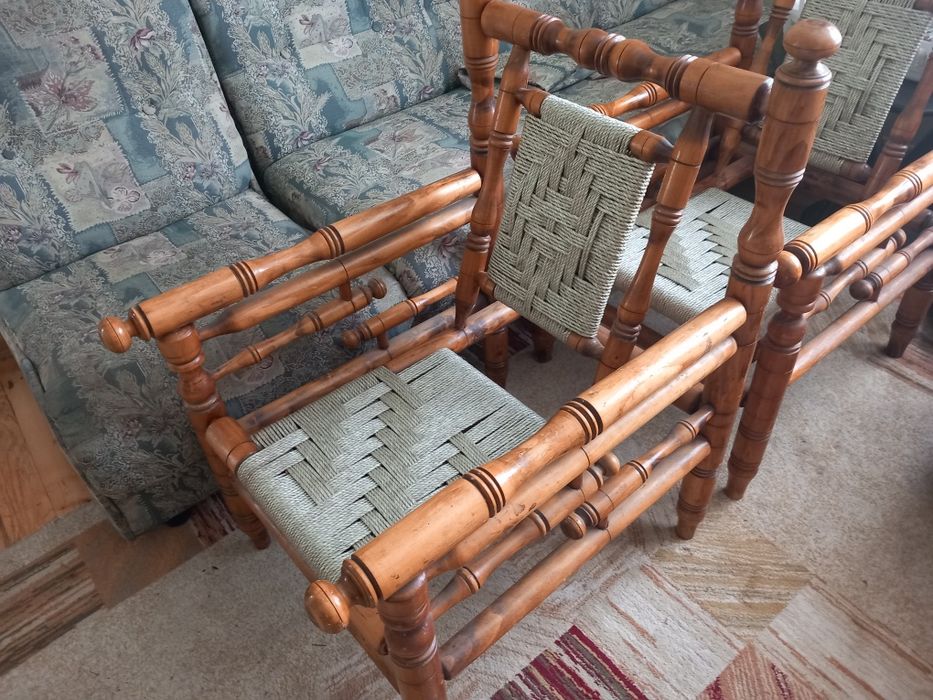 Кресла, столове.