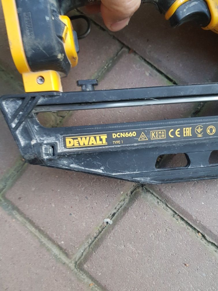 Pistol cuie dewalt dcn 660