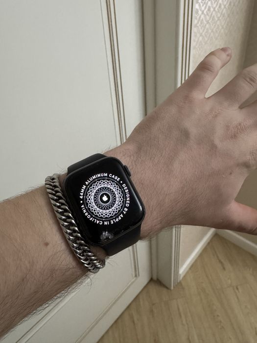 Продам Apple watch series 5 44mm оригинал