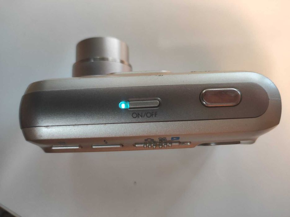 Продавам използвани цифрови фотоапарати SONY & HP