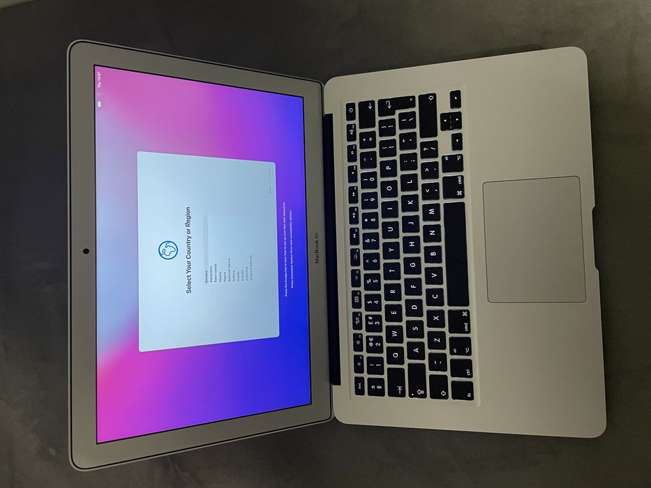 MacBook Air 13” i5, 8GB, 256GB SSD – Baterie bună, încărcător