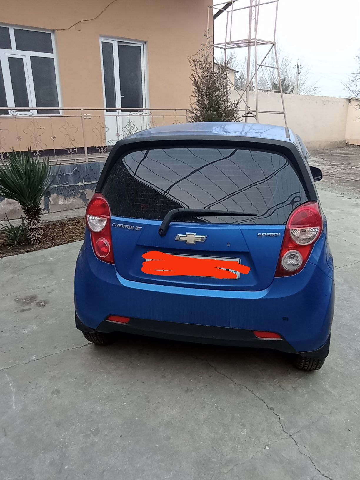Automobil spark yili 2014 4ta joyida pyatnosi bor qogan joyi toza.