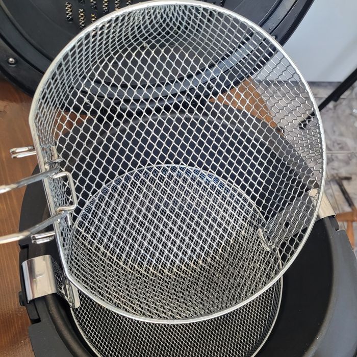 Vând friteuza Tefal