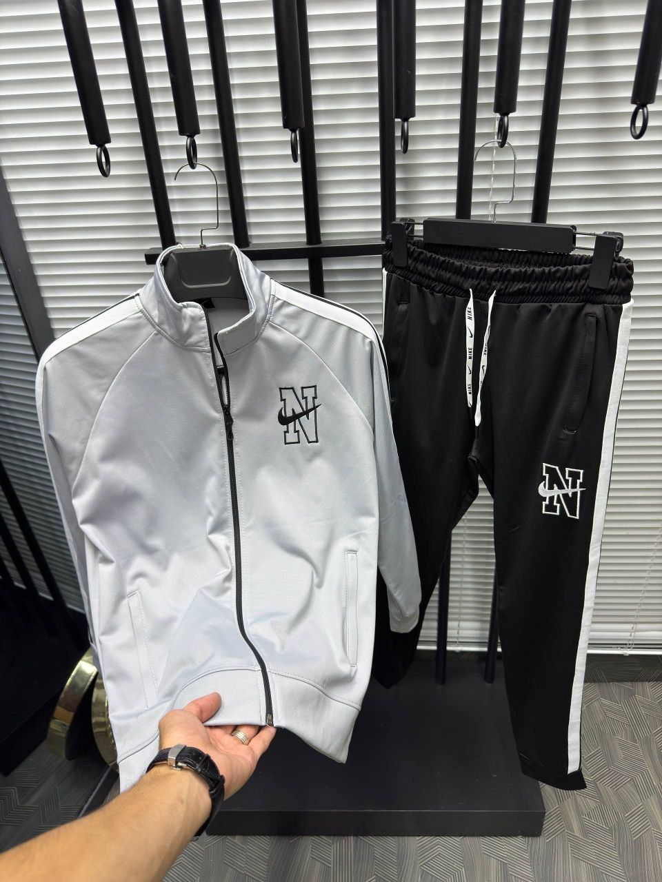 Анцунг Nike сиво и черно