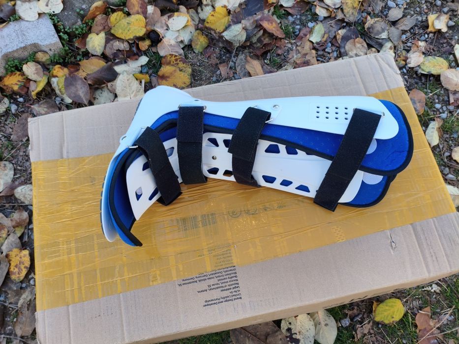 ортопедический ботинок или фиксатор голеностопа, брейс